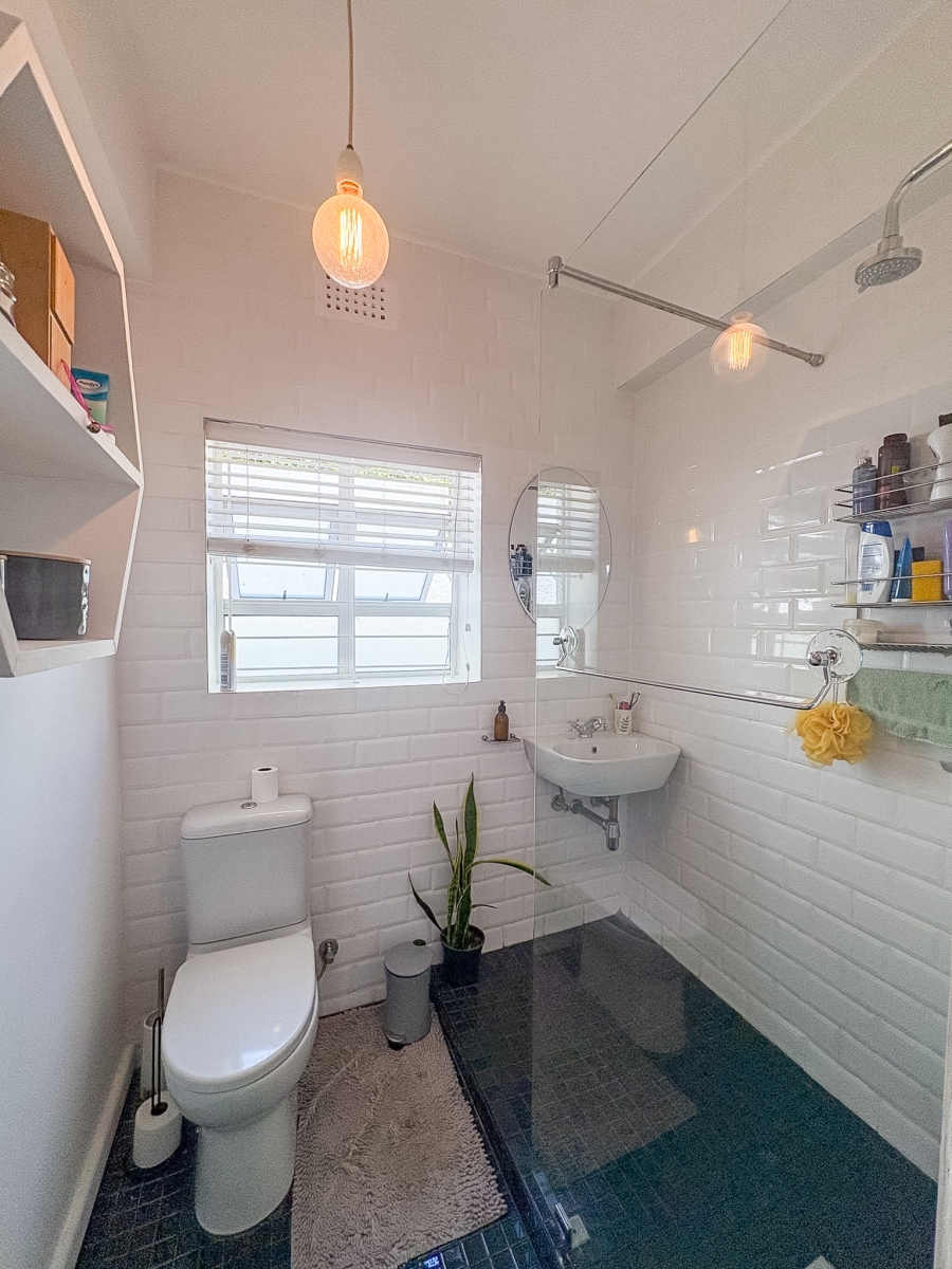 2 Bedroom Property for Sale in Vredehoek Western Cape